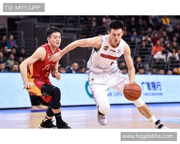 湖人队与开拓者队激战正酣21日精彩对决引发球迷热议 湖人队与开拓者队激战正酣21日精彩对决引发球迷热议